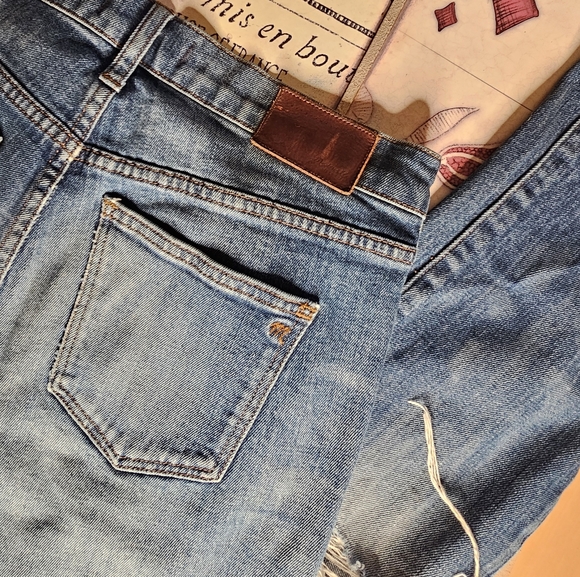 Madewell Distressed Mid Rise Slim Boy Jean's - Picture 5 of 7